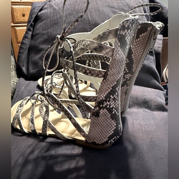 Flat, gladiator style sandals - Picture 4 of 7